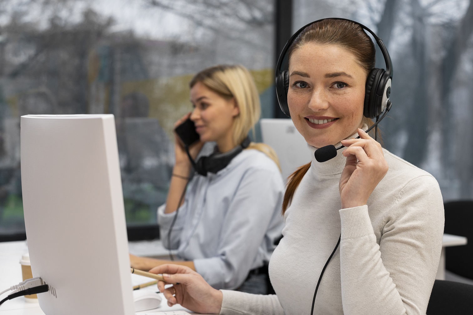 328 Call Center Mitarbeiterin, Telefoniert Mit Headset, Vorm PC Verkleinert