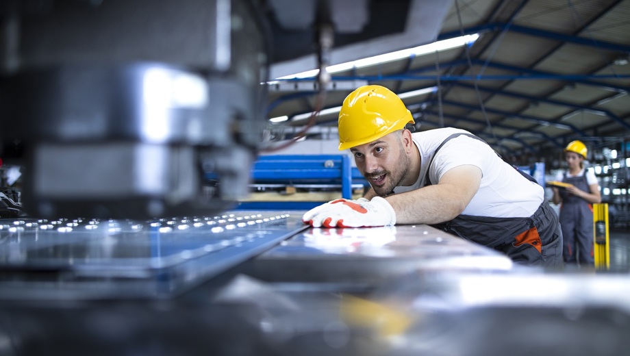 149 Factory Worker Protective Uniform Hardhat Operating Industrial Machine Production Line Verkleinert