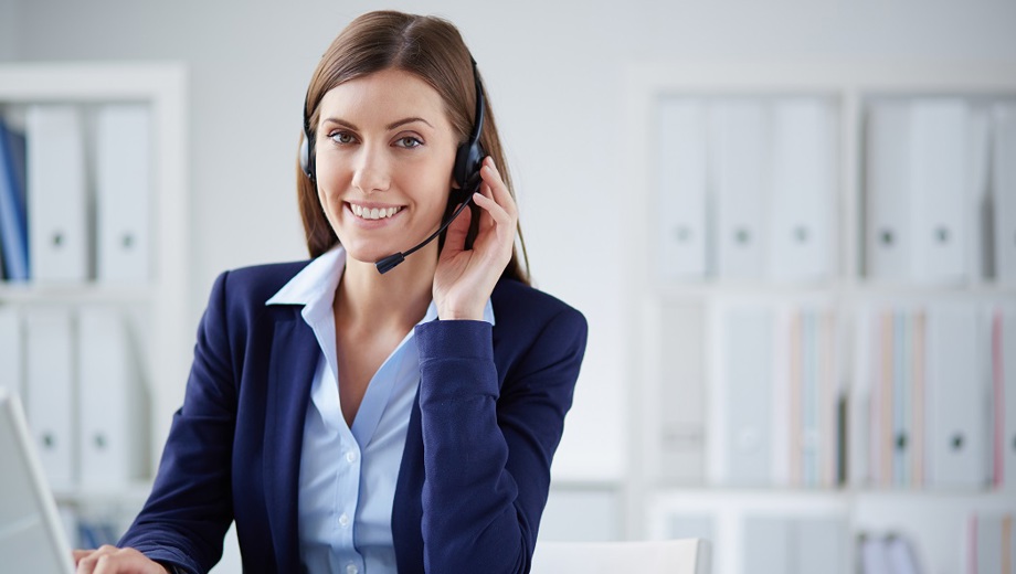 182 Büromitarbeiterin Am Schreibtisch Mit Headset Verkleinert